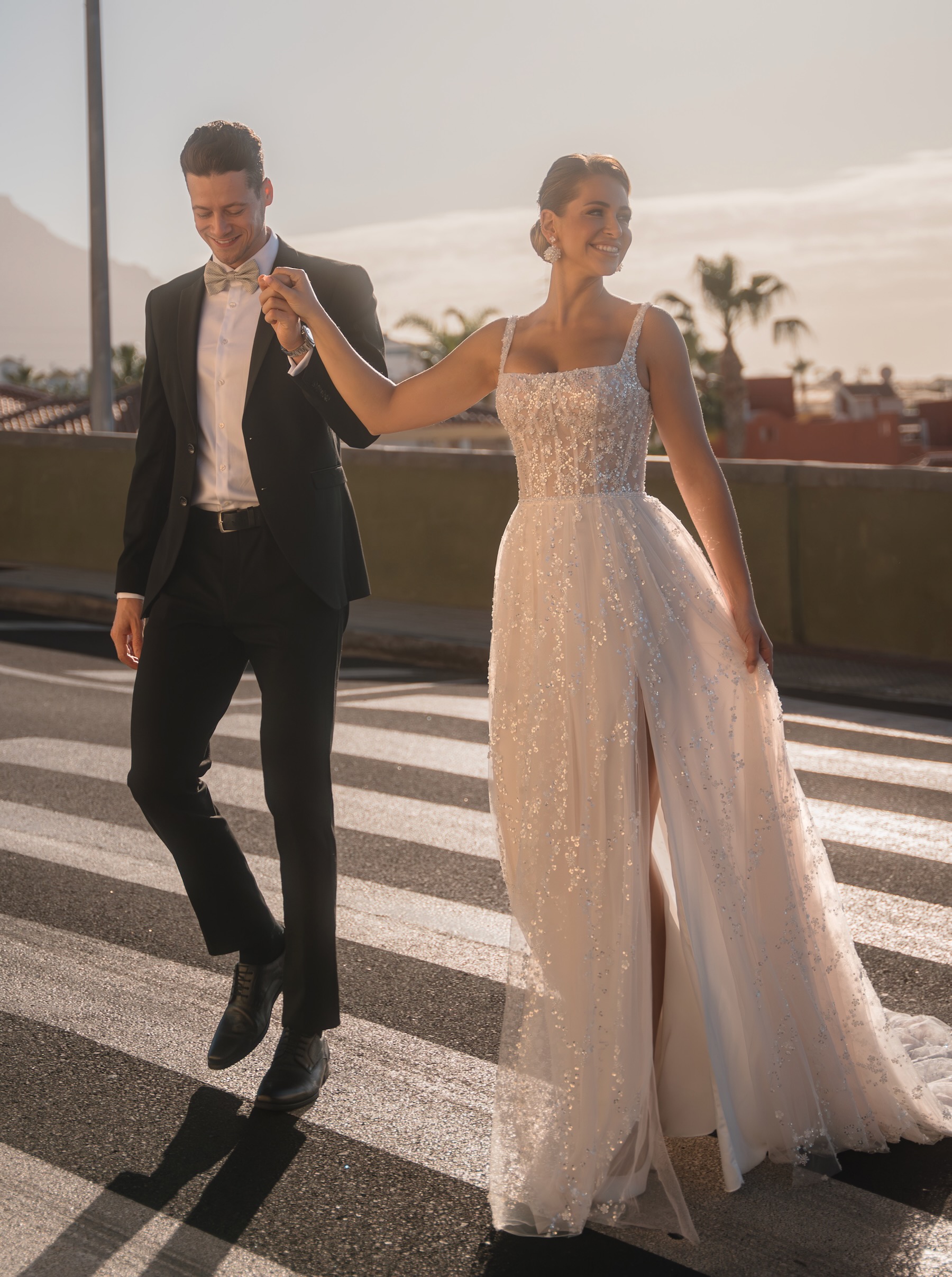 Glitzerndes A-Linien-Kleid mit Square-Neckline und funkelndem Tüllrock samt hohem Schlitz