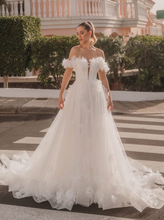 Romantisches Kleid mit 3D-Blüten, romantischem Ausschnitt und Off-Shoulder-Tüllträgern