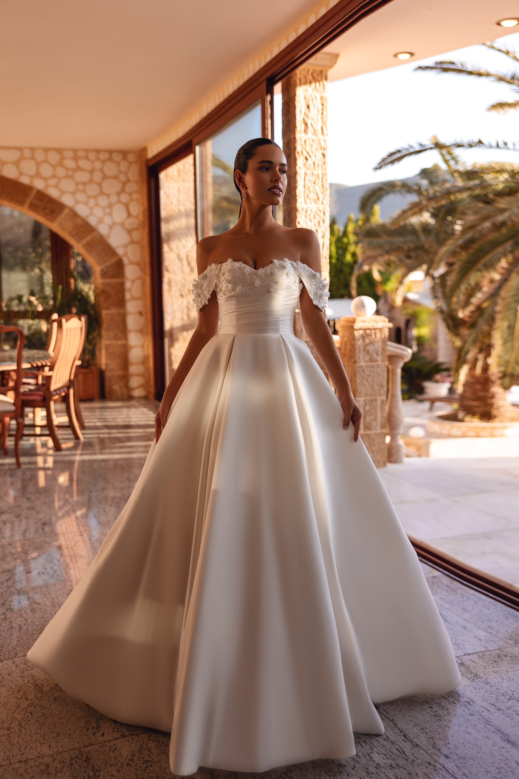 Braut in einem trägerlosen Satin-Kleid mit voluminösem Rock