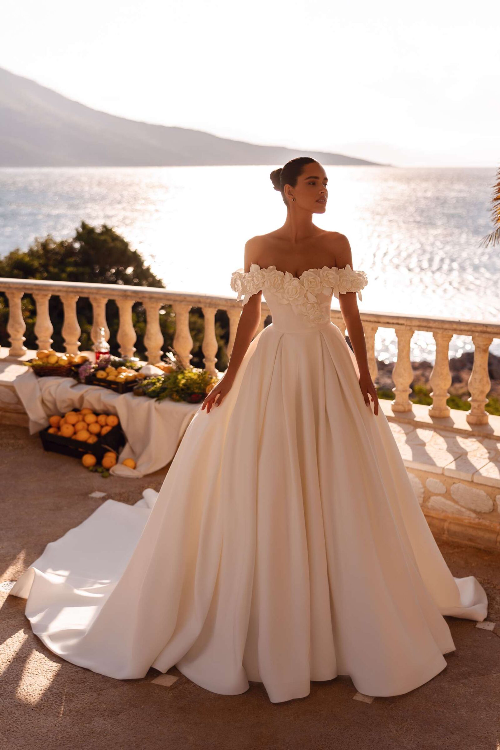 Off-Shoulder-Ballkleid aus Satin mit floralen Applikationen und plissiertem Rock von Cosmobella. Model 8281
