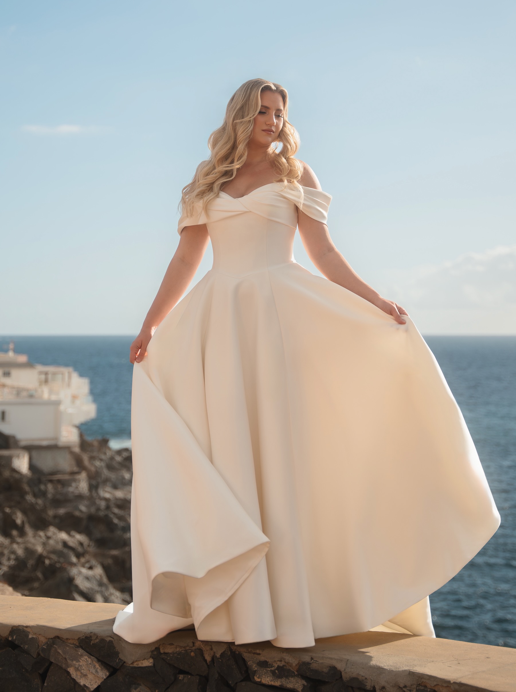Braut in einem schulterfreien Kleid mit weitem Rock