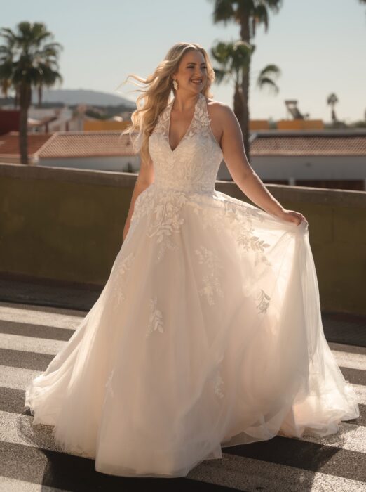 Schimmerndes Neckholder-Kleid mit bestickter Spitze, Tülllagen und dramatischer Schleppe