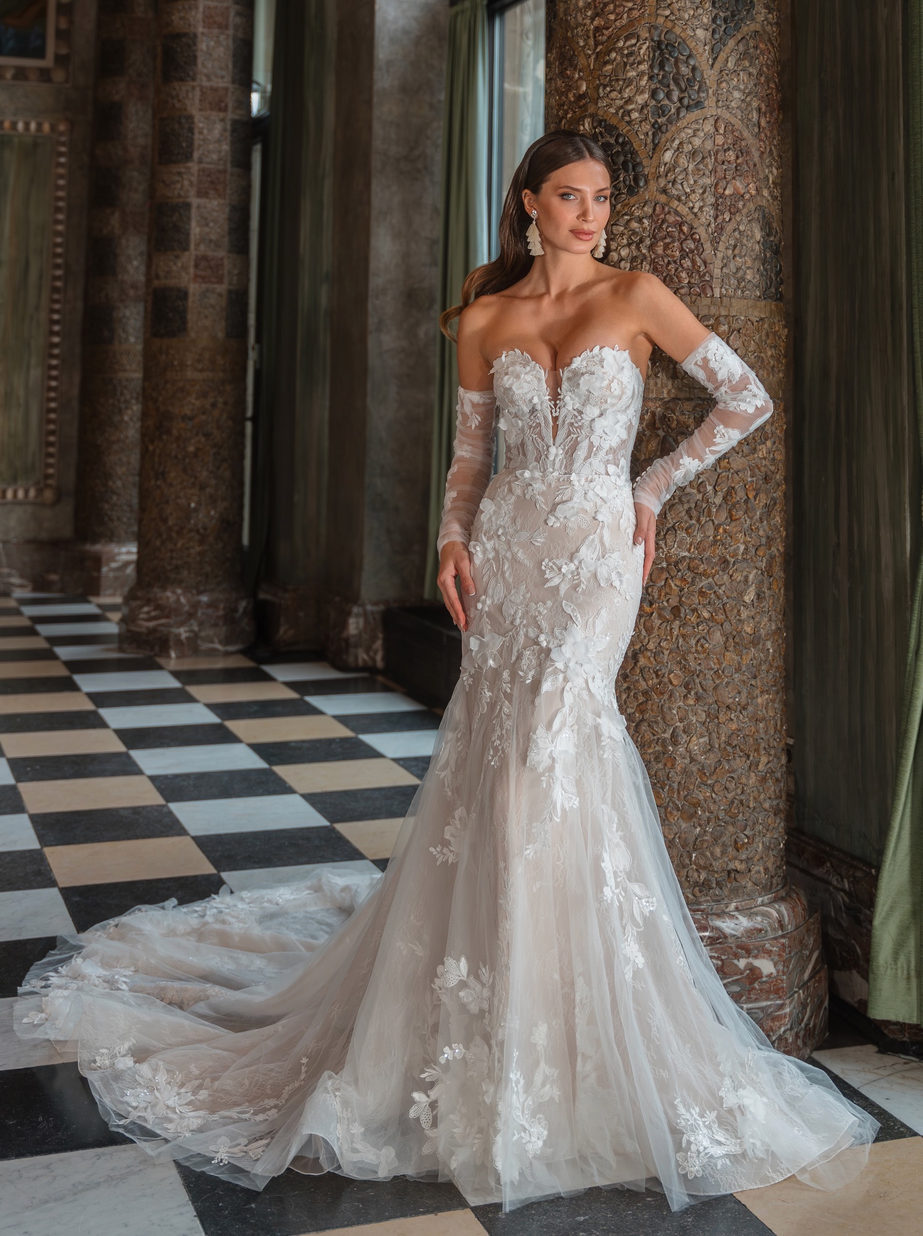 Mermaid-Kleid mit transparentem Spitzenkorsett, offenem Rücken und opulenter Spitzenschleppe