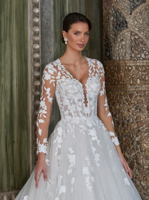 Braut in langärmeligem Spitzen-Ballkleid im Porträt