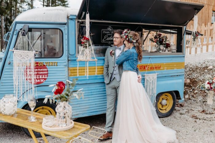NarzissendorfZloam: Hochzeitspaar posiert vor einem Food-Truck