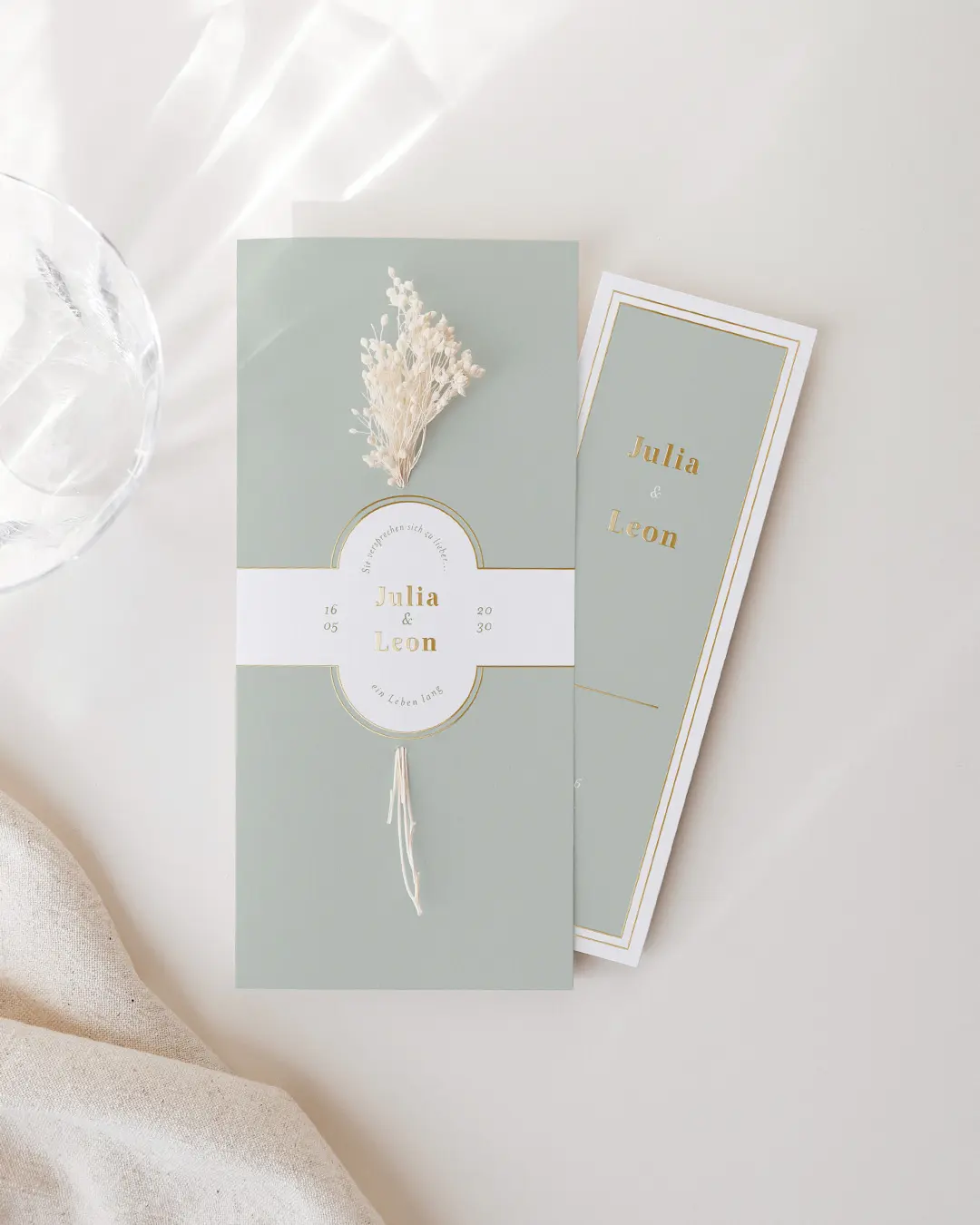 Hochzeitseinladung mit floralen Details