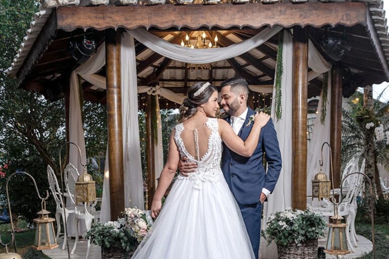 Personalisierte Hochzeitspaar bei Zeremonie im Garten.