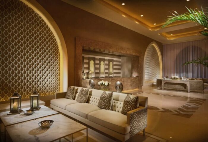 Warm beleuchtete Hotellounge mit Sesseln und Sofa