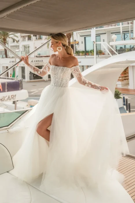 Braut in ärmellosem Ballkleid an einem Geländer