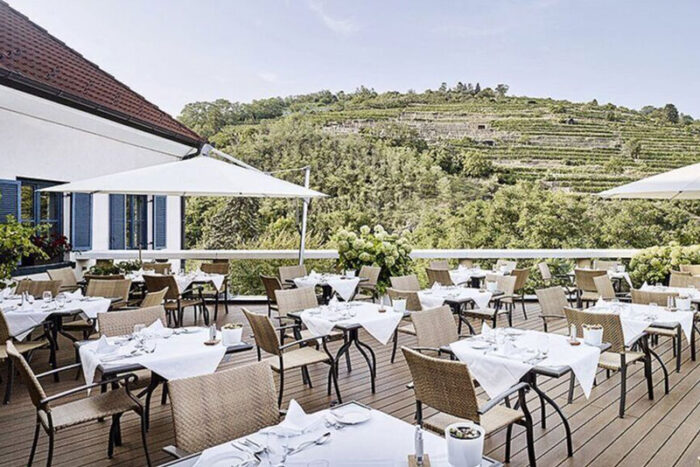 Restaurantterrasse mit Blick über Weinberge