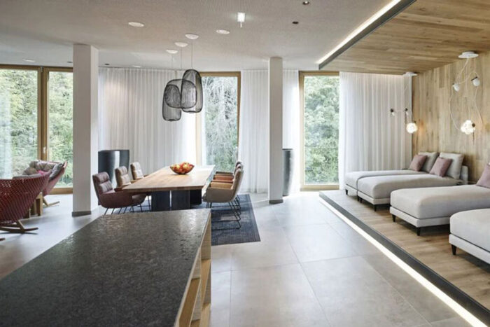 Moderne Hotelsuite mit bodentiefen Fenstern
