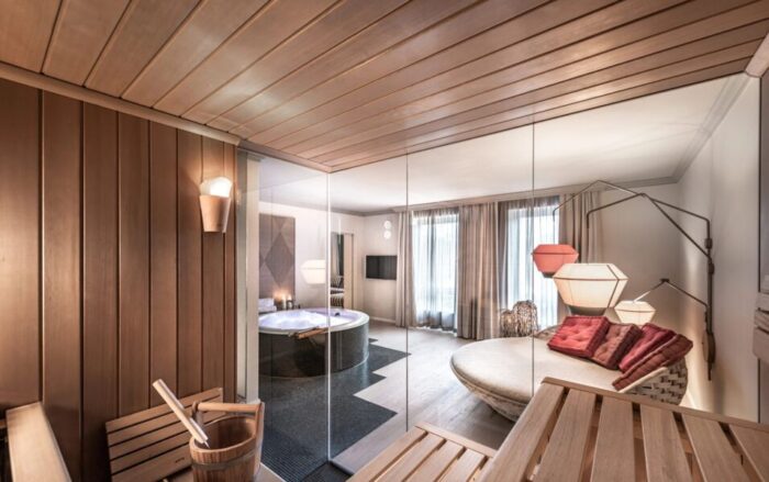 Holzverkleidete Sauna mit Liegebänken