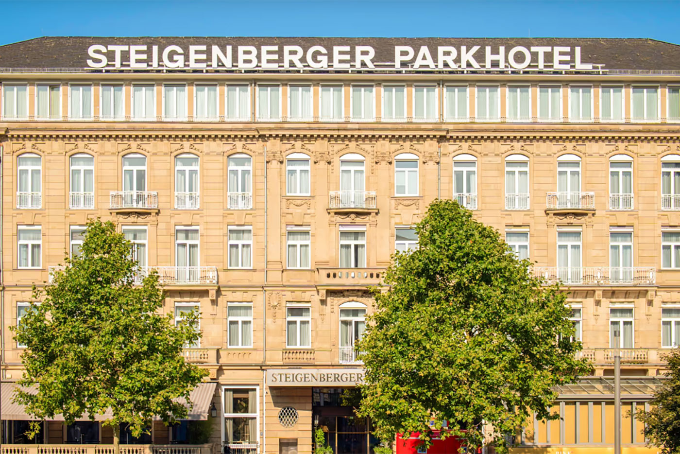 Großes Hotelgebäude mit Schriftzug auf dem Dach
