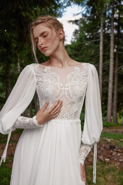 Elfenbeinfarbenes Brautkleid in A-Linie mit fließendem, geschlitztem Chiffonrock und paillettenbesticktem, transparentem Spitzentop mit Illusion-Ausschnitt und langen Ballonärmeln von Ariamo Boho, Modell Clyde