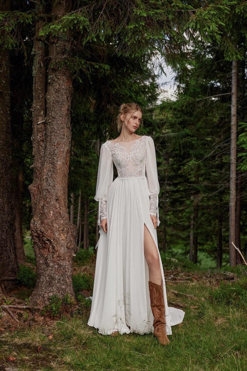 Elfenbeinfarbenes Brautkleid in A-Linie mit fließendem, geschlitztem Chiffonrock und paillettenbesticktem, transparentem Spitzentop mit Illusion-Ausschnitt und langen Ballonärmeln von Ariamo Boho, Modell Clyde
