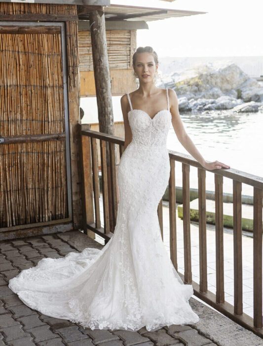 Besticktes Spitzenbrautkleid im Fit-and-Flare-Schnitt mit Ausschnitt in Herzform und mit Perlen verzierten Spaghettiträgern von Emine Yildirim, Modell 5000