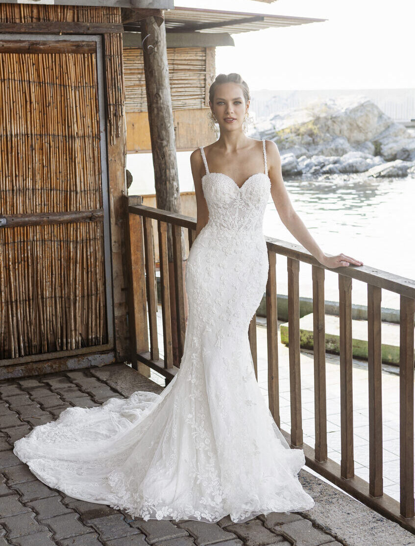 Besticktes Spitzenbrautkleid im Fit-and-Flare-Schnitt mit Ausschnitt in Herzform und mit Perlen verzierten Spaghettiträgern von Emine Yildirim, Modell 5000