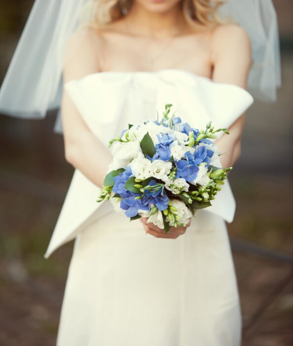 Brautstrauß in Blau und Weiß