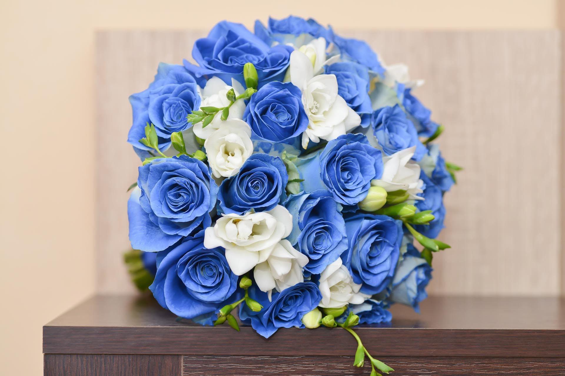 Brautstrauß mit blauen Rosen