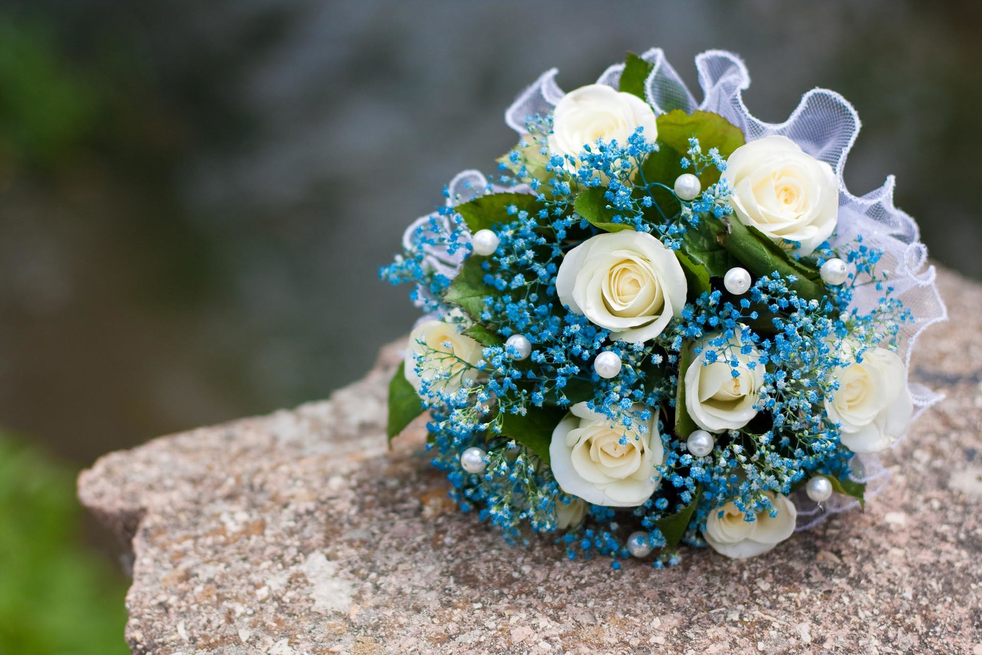 Brautstrauß mit weißen Rosen
