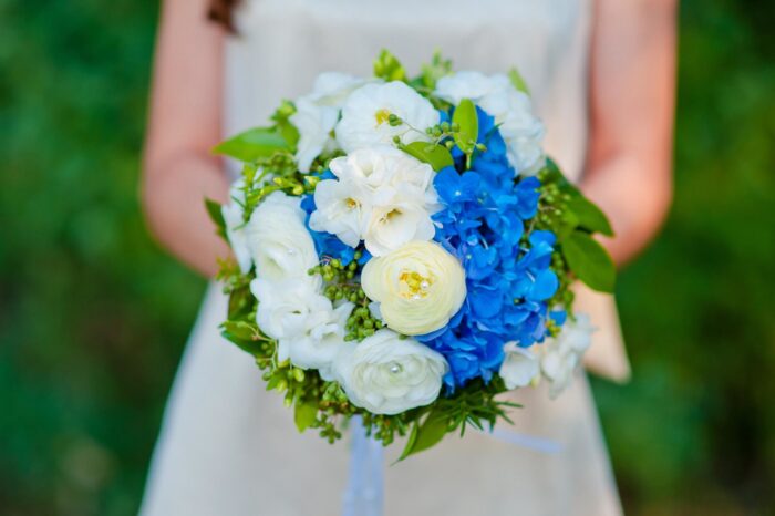 Brautstrauß in Blau und Weiß