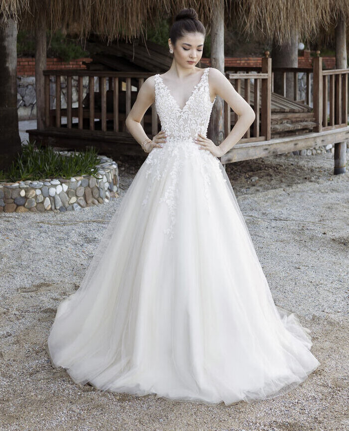 Prinzessbrautkleid mit transparentem Top, floraler Spitze und V-Ausschnitt von Emine Yildirim, Modell 5042