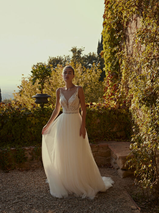 Boho-Brautkleid in A-Linie mit fließendem Tüllrock und transparentem Spitzentop mit Plunge-Ausschnitt und tiefem Rückenausschnitt von Modeca, Modell Destino