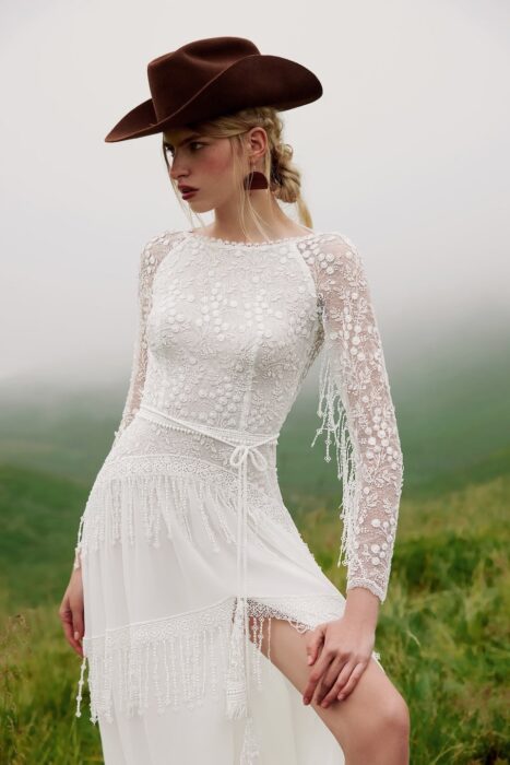 Ivory-farbenes Brautkleid in A-Linie mit geschlitztem Rock, Rundhalsausschnitt und langen, transparenten Ärmeln aus Chiffon, Spitze und Makramée von Ariamo Bridal, Modell Jules Michelet