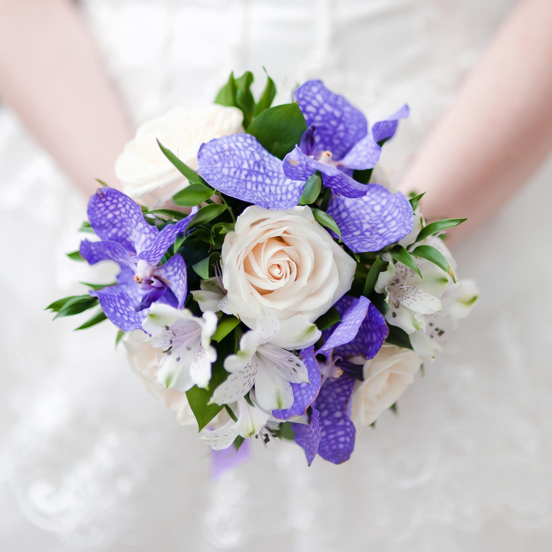 Brautstrauß mit Rosen und Orchideen