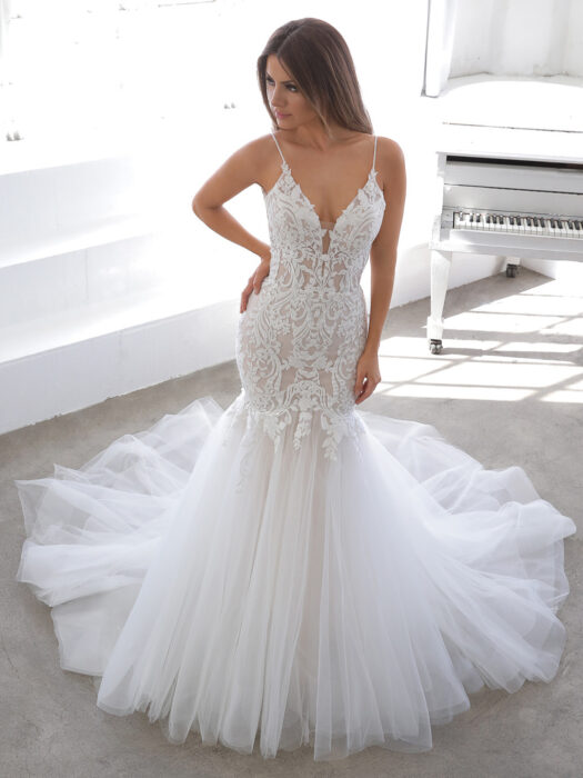 Rückenfreies Fit-and-Flare-Brautkleid mit Tüllrock, Spitze, Spaghettiträgern und Schleppe von Blue by Enzoani, Modell Nonee