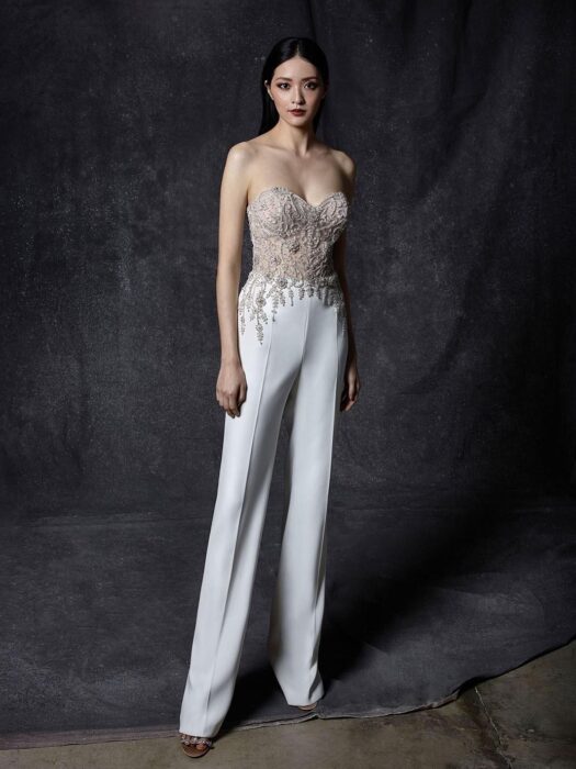 Hochzeits-Jumpsuit mit trägerloser, bestickter Korsage mit Sweetheart-Ausschnitt und Strassdetails von Enzoani, Modell Ohanna