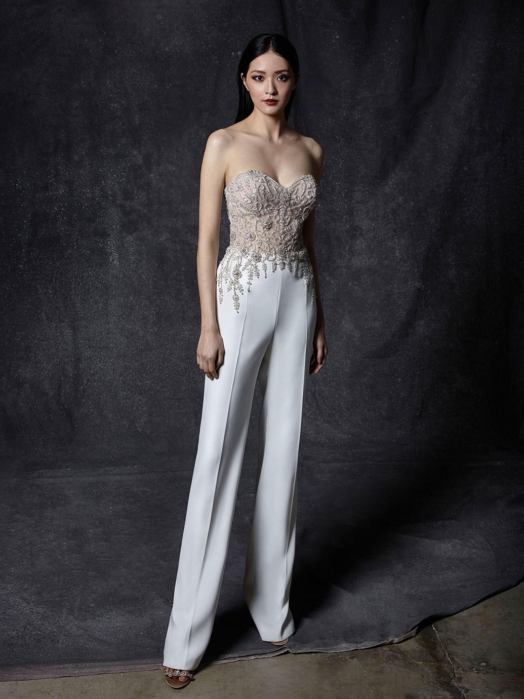 Hochzeits-Jumpsuit mit trägerloser, bestickter Korsage mit Sweetheart-Ausschnitt und Strassdetails von Enzoani, Modell Ohanna