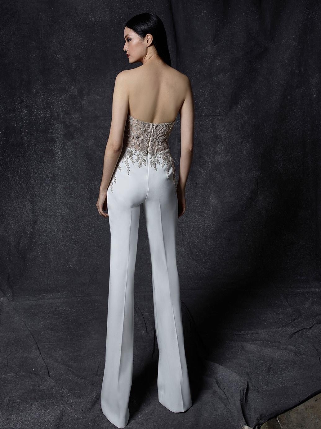 Hochzeits-Jumpsuit mit trägerloser, bestickter Korsage mit Sweetheart-Ausschnitt und Strassdetails von Enzoani, Modell Ohanna