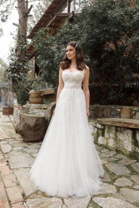 Hochzeitskleid mit Tüllrock und Korsage mit herzförmigem Ausschnitt von Emine Yildirim, Modell 3019