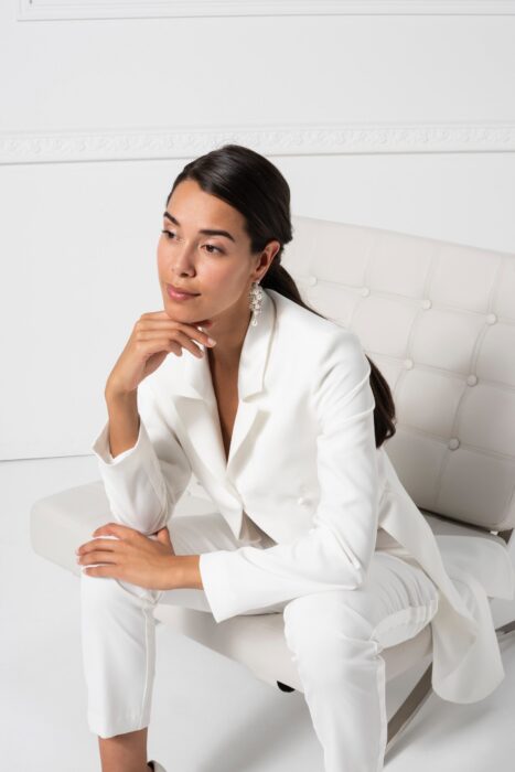 Braut-Outfit aus weißer Hose und Frack von Weise Essentials, Modelle 386008 und 83075