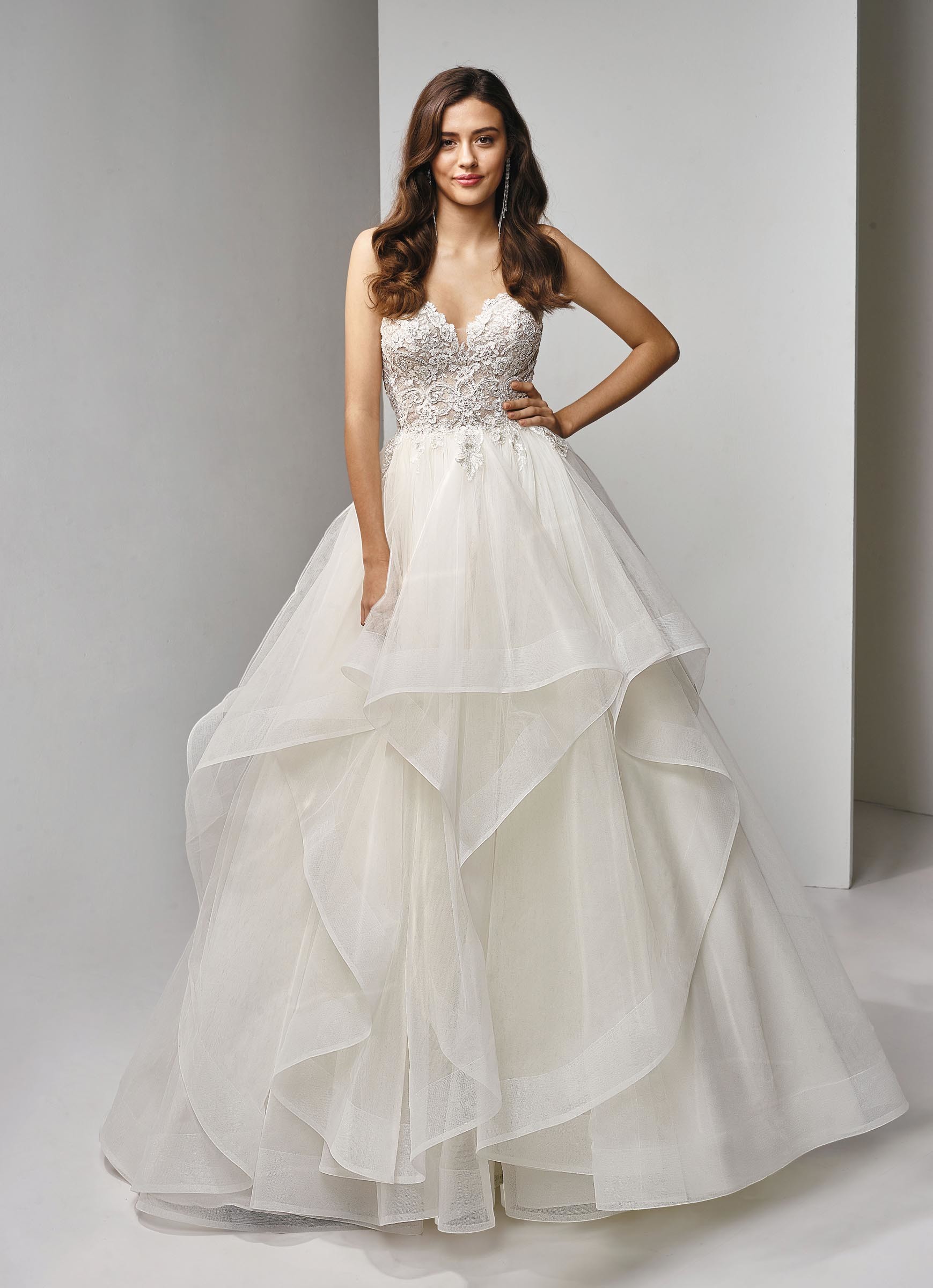 Cremefarbenes Brautkleid im Prinzessschnitt mit Spitzenkorsage, Volants und Herzausschnitt von Beautiful Bridal, Modell BT19-9