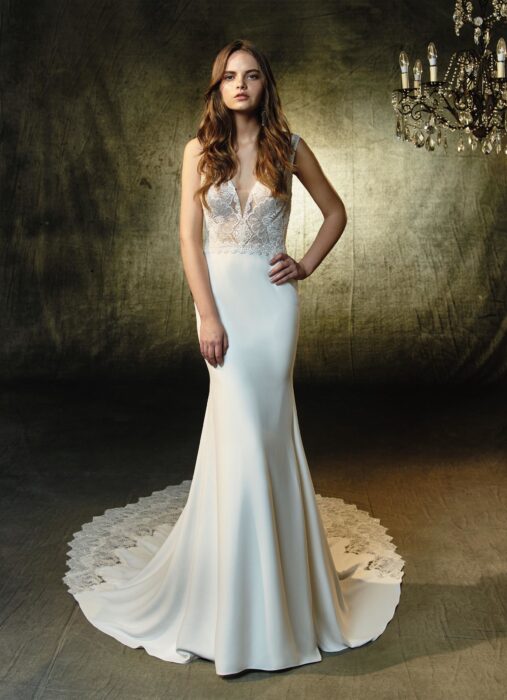 Fit and Flare-Brautkeid mit Spitzentop, tiefem V-Ausschnitt und Schleppe von Blue by Enzoani, Modell Luz
