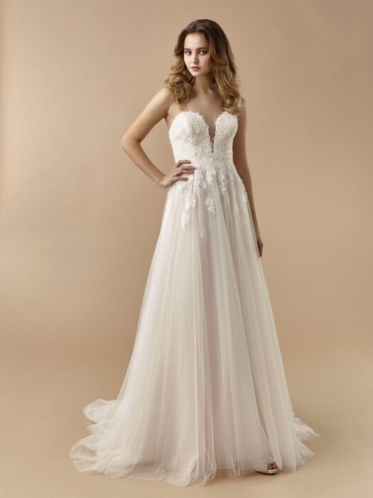Brautkleid in Rosé mit 3D-Spitze, Tüllrock, Plunge-Ausschnitt und Schleppe von Beautiful Bridal, Modell 20-24