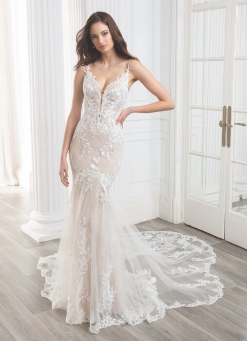 Brautkleid in Rosé mit 3D-Spitze, Spaghettiträgern und Schleppe von Etoile, Modell Calie