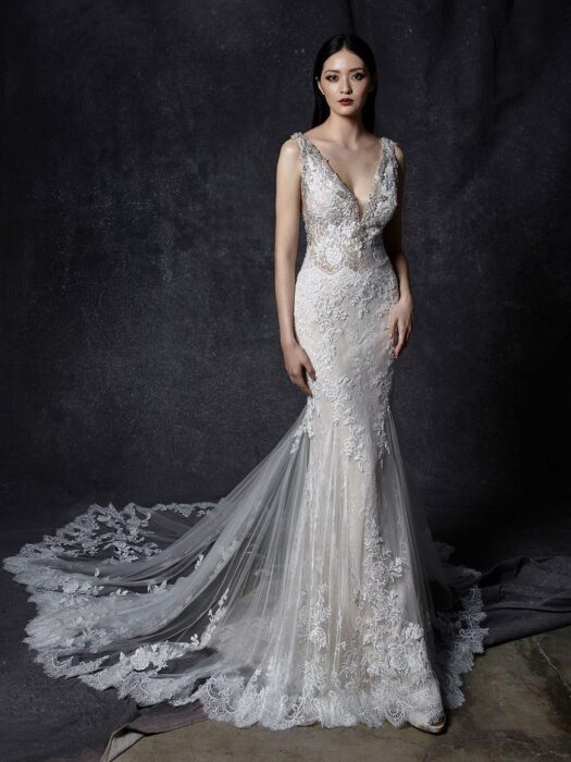 Puderfarbenes Brautkleid mit 3D-Spitze im Fit-and-Flare-Schnitt mit transparenetem Top, Plunge-Ausschnitt, Strassdekoration und Schleppe von Enzoani, Modell Ocilia