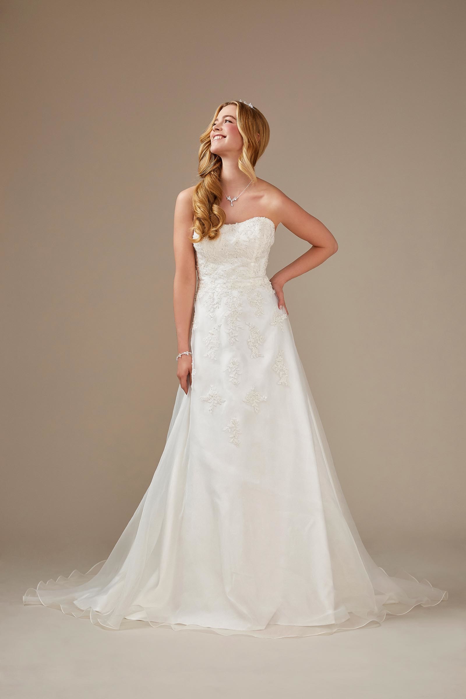 Trägerloses Brautkleid mit optionalem Carmen-Top aus Spitze von Weise, Modell 336202