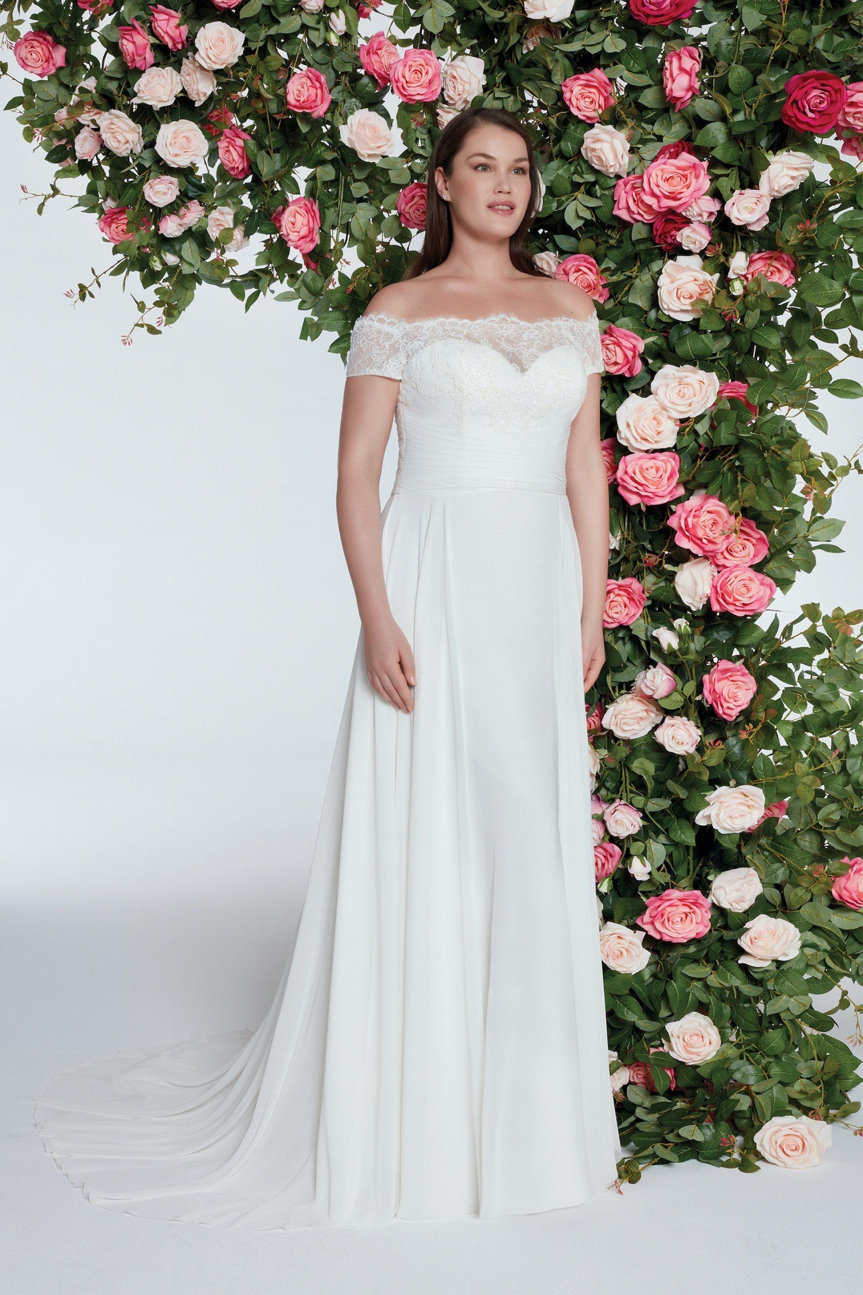 Fließendes Brautkleid in A-Linie mit Spitzentop, Carmen-Ausschnitt und Schleppe von Sweetheart, Modell 11059