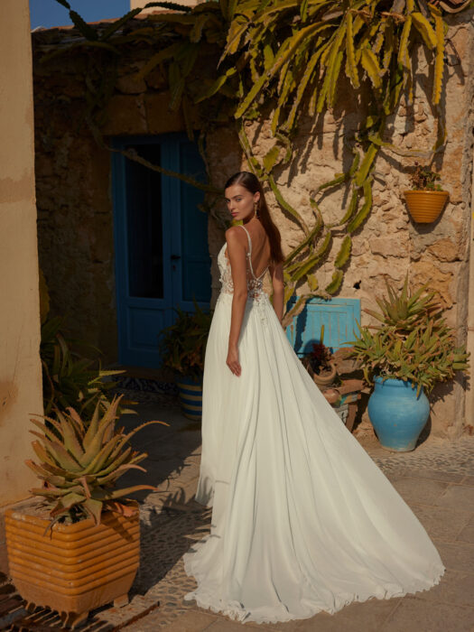Hochzeitskleid in A-Linie mit Plunge-Ausschnitt, Blütenapplikationen und tiefem, mit transparenter Spitze unterlegtem Rücken von Le Papillon by Modeca, Modell Eliza
