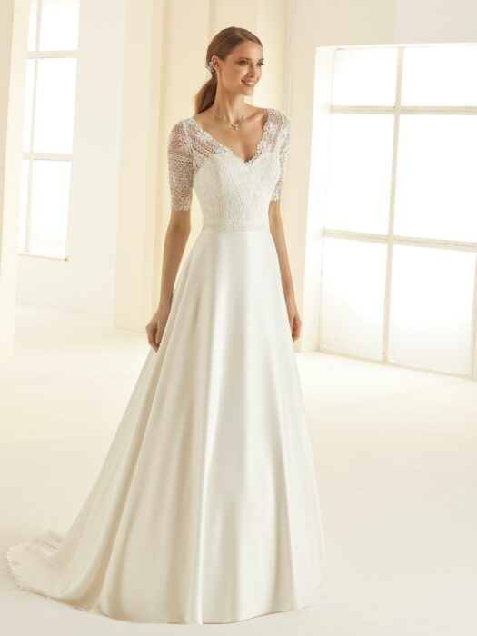 Brautkleid in A-Linie mit Satinrock, Spitzentop, V-Ausschnitt und halblangen Ärmeln von Bianco Evento, Modell Barbara