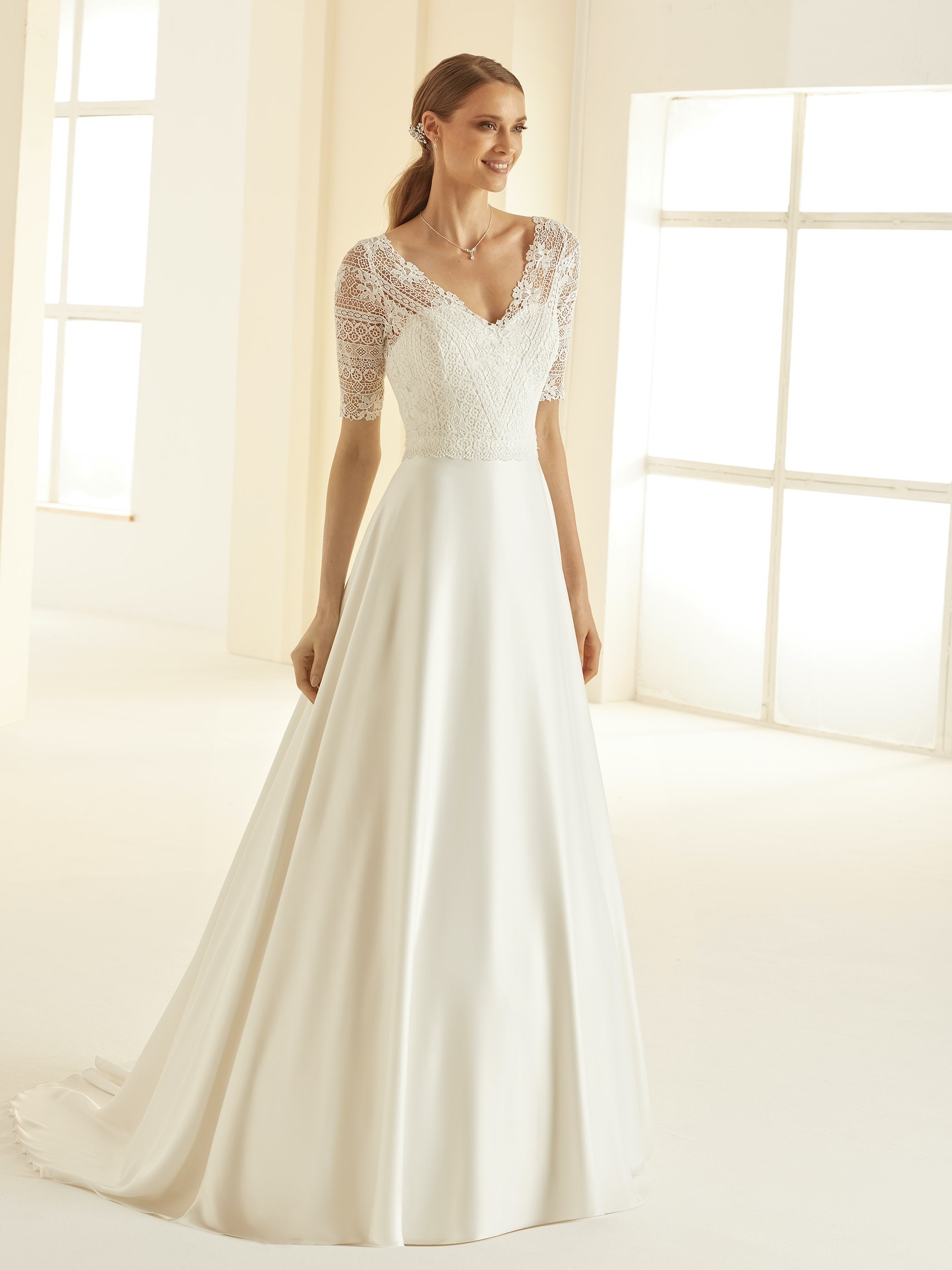 Brautkleid in A-Linie mit Satinrock, Spitzentop, V-Ausschnitt und halblangen Ärmeln von Bianco Evento, Modell Barbara