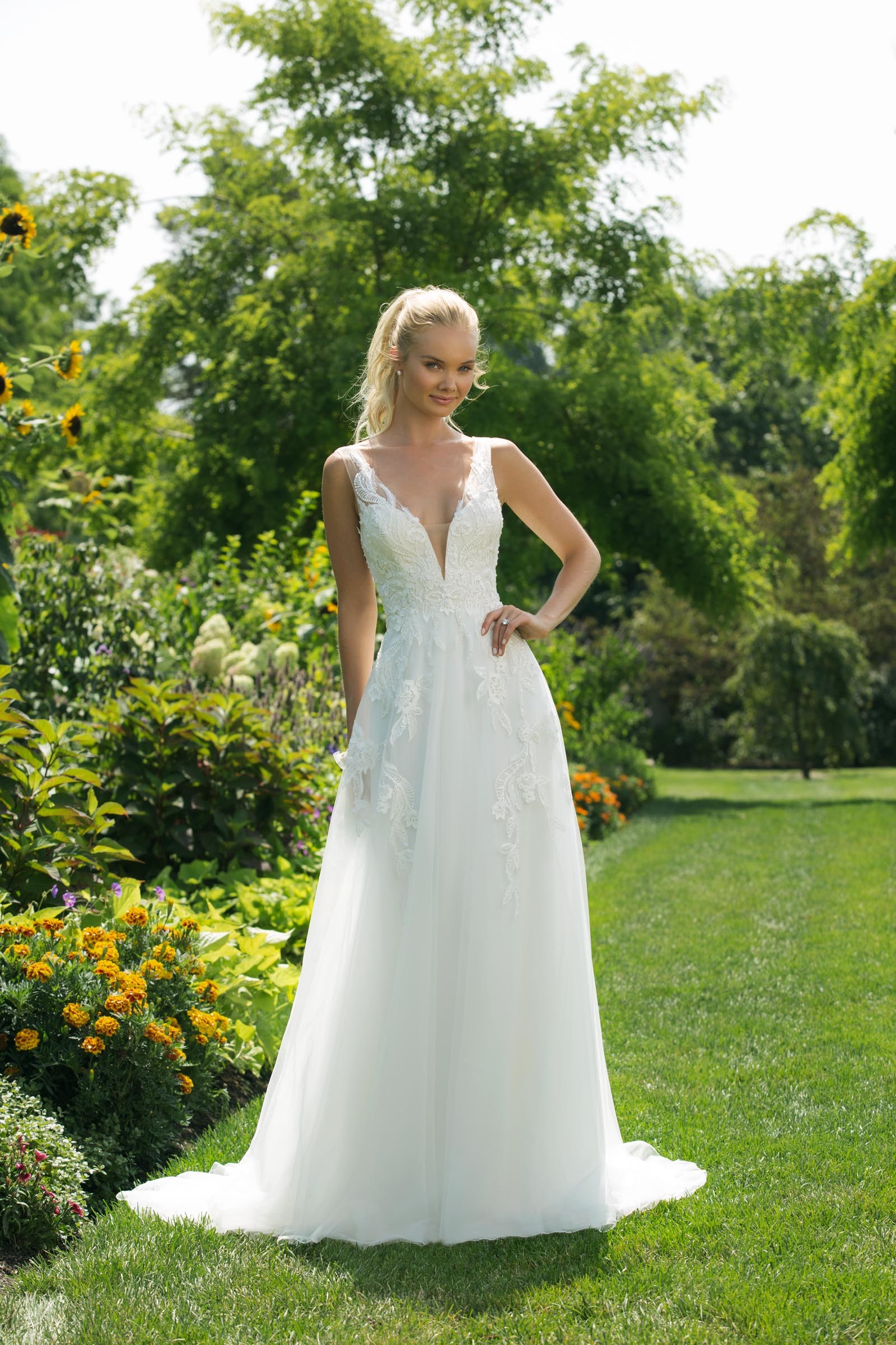 Brautkleid in A-Linie mit Spitze und tiefem V-Ausschnitt von Sweetheart, Modell 11006