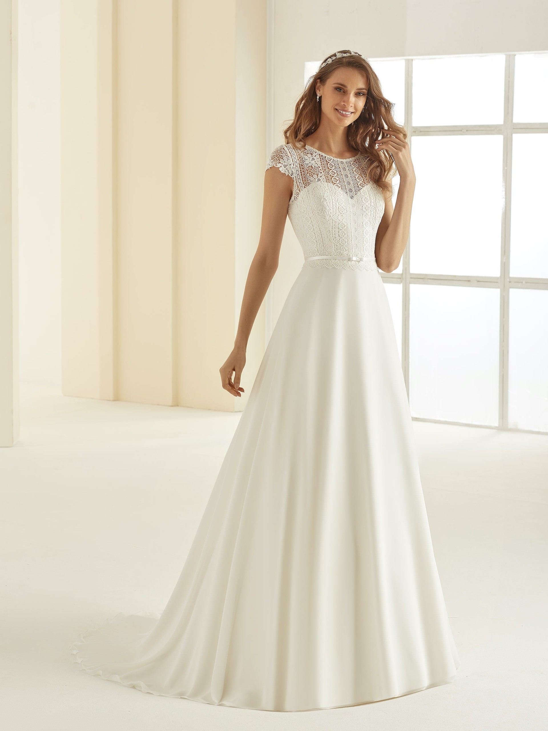 A-Linien-Brautkleid mit Spitzentop, Illusion-Ausschnitt und Gürtel von Bianco Evento, Modell Ariosa