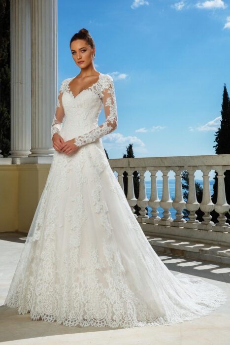 Brautkleid in A-Linie mit Spitze, Illusion-Ausschnitt, langem Arm, Schleppe und Knopfleist von Justin Alexander, Modell 88116