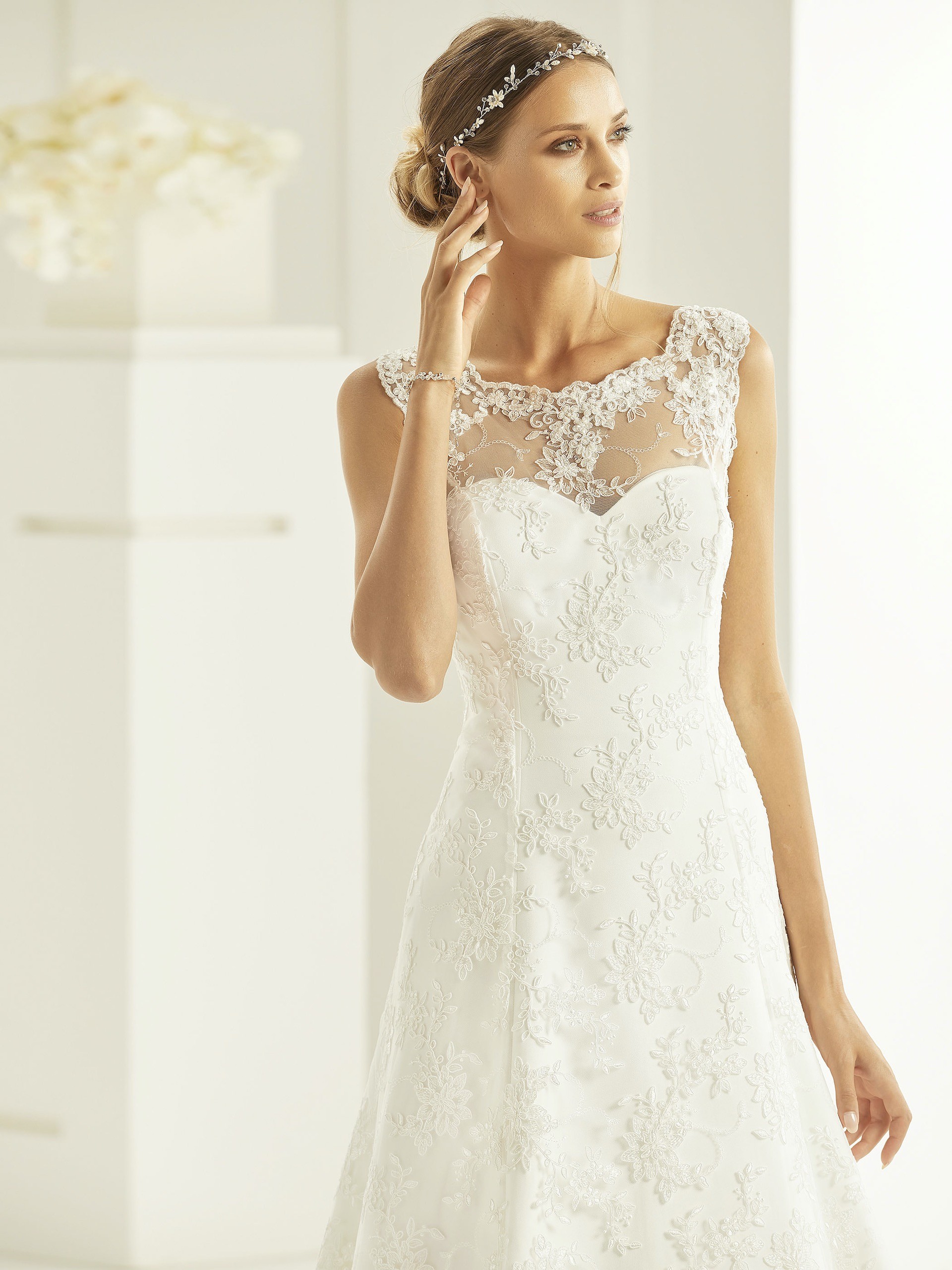 Hochzeitskleid in A-Linie mit Spitze, Illusion-Ausschnitt und Schleppe von Bianco Evento, Modell Sabrina