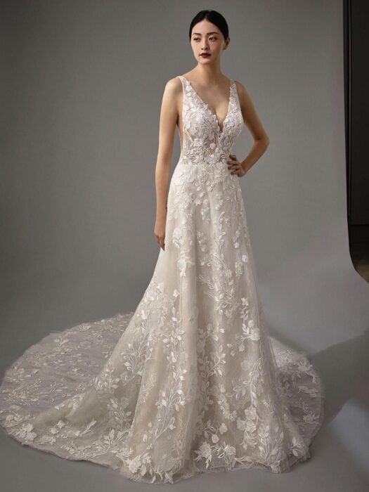 Brautkleid in A-Linie mit Spitze, Plunge-Ausschnitt, tiefem Rückenausschnitt und Schleppe von Blue by Enzoani, Modell Mariane